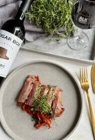 Steiks ar Basku sarkano sīpolu – paprikas sautējumu.