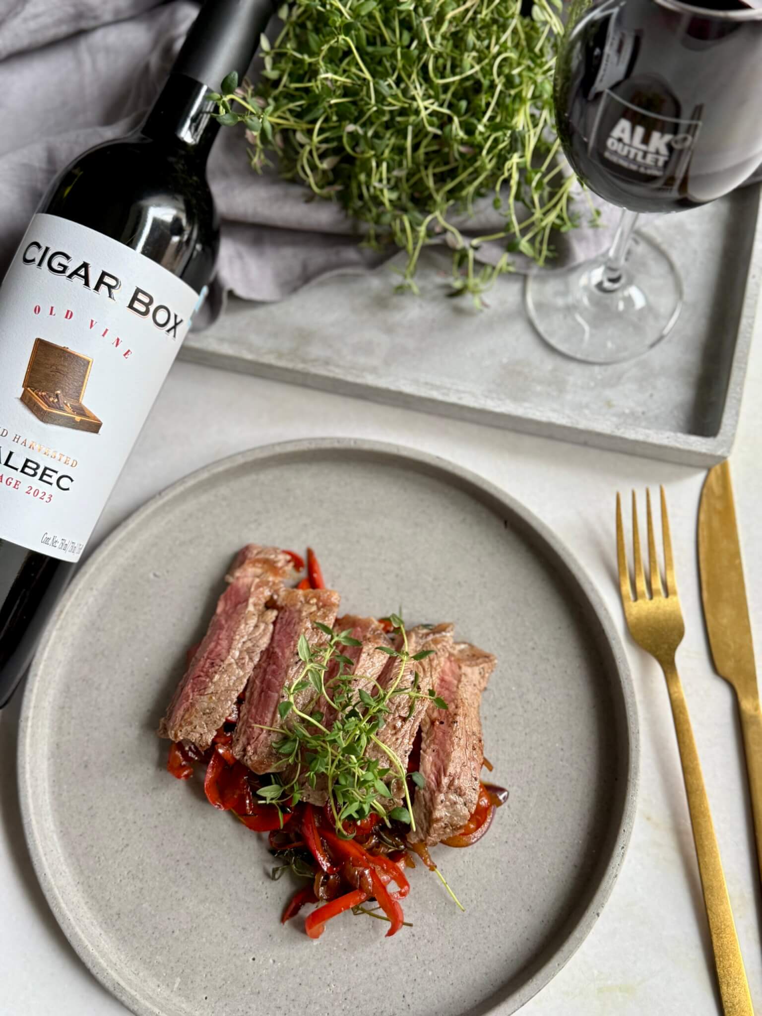 Steiks ar Basku sarkano sīpolu – paprikas sautējumu.