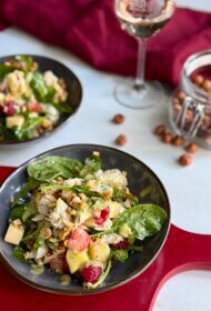 Lēni vārītas vistas filejas un ābolu salāti ar spinātiem, avenēm, estragona – olīveļļas vinegreta mērci un grauzdētiem lazdu riekstiem