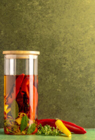 Konservēta grilēta paprika ķiploku un čili marinādē