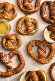 Vācijas ūdenskliņģeri ar karsto siera mērci