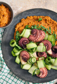 Grilēts astoņkājis ar romesko mērci spāņu gaumē