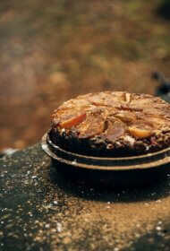 Čuguna katlā cepta ābolkūka