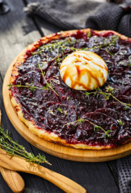 Biešu tarte ar burratu