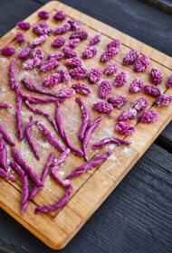 Biešu pasta ar biešu pesto