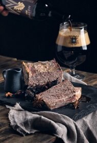 Aknu un cūkgaļas terīne ar portera un tumšo plūmju mērci