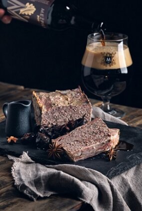 Aknu un cūkgaļas terīne ar portera un tumšo plūmju mērci