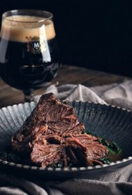 Porterī un upeņu sulā lēni gatavoti teļa vaigi