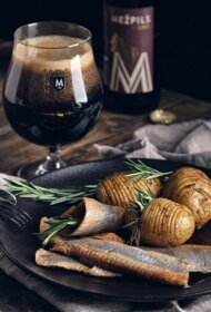 Porterī un sarkanvīna etiķī marinēta siļķe