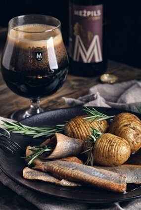 Porterī un sarkanvīna etiķī marinēta siļķe