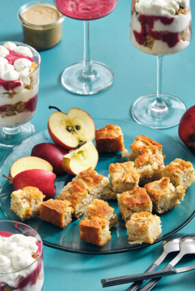 Ābola pīrāga kārtojums ar aveņu un tahini mērci