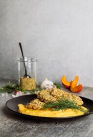 Zivs zaļumu rīvmaizē ar ķirbju biezeni