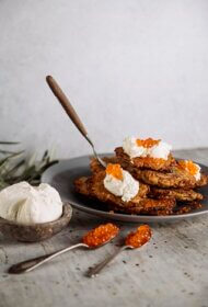 Pastinaka un kartupeļa pankūkas ar tecinātu krējumu un ikriem