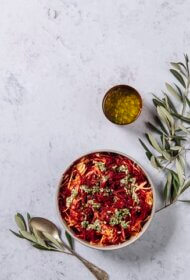 Ābolu, burkānu, biešu un kāļa salāti ar zaļumiem