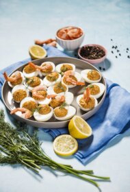 Pildītas olas ar garneļu musu un garnelēm