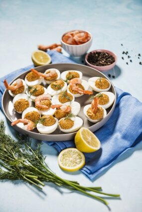 Pildītas olas ar garneļu musu un garnelēm