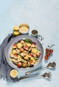 Kūpinātas makreles un kartupeļu salāti ar Cēzara mērci