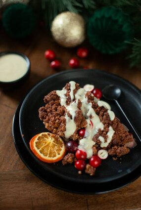 Bumbieru, dzērveņu un piparkūku krambls ar vaniļas mērci