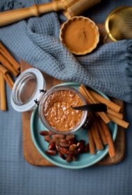 KARAMELIZĒTU MANDEĻU SVIESTS