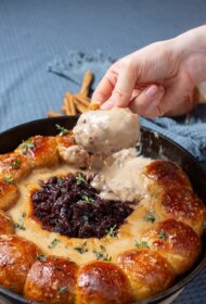 MEDUS BULCIŅAS SIERA MĒRCĒ AR KANĒLĪ KARAMELIZĒTIEM SĪPOLIEM