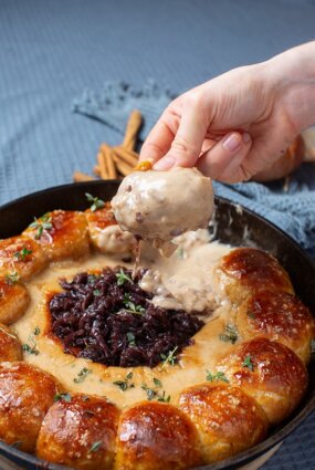 MEDUS BULCIŅAS SIERA MĒRCĒ AR KANĒLĪ KARAMELIZĒTIEM SĪPOLIEM