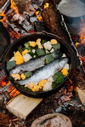 Egļu skujās tvaicēta forele ar dārzeņiem
