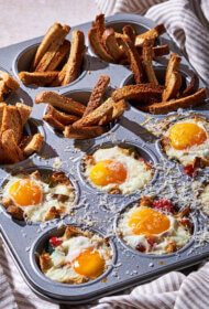 Dārzeņu un olu brokastu groziņi