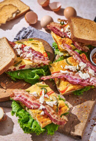 Krāsnī ceptas omletes sendviča meal prep