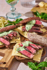 Steika Reuben sendvičs ar zaļo majonēzi