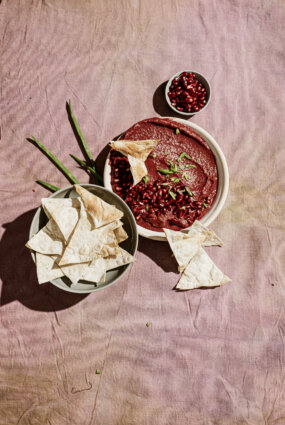 Marinētu biešu humoss ar lavaša kraukšķiem