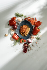 Pikšas fileja ar sarkās paprikas un sīpolu piperadu basku gaumē