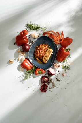 Pikšas fileja ar sarkās paprikas un sīpolu piperadu basku gaumē