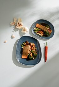 Arktiskā palija ar brokolīniem, austersēnēm un saldajiem sīpoliem