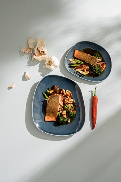 Arktiskā palija ar brokolīniem, austersēnēm un saldajiem sīpoliem