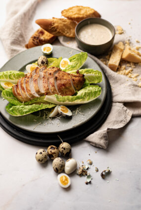 CĒZARA SALĀTI AR VISTAS FILEJU UN TRIFEĻU MĒRCI