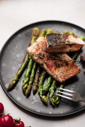 GRILĒTS LASIS AR SPARĢEĻIEM