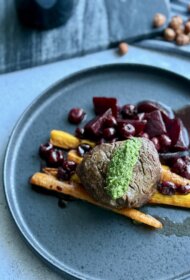 Liellopu medaljons, rozmarīnā ceptas saknes (burkāni un bietes), balzametiķa un ķiršu redukcijas mērce un lakstu pesto