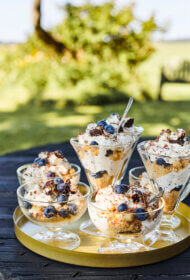 Biezpiena sieriņu kārtojums ar cepumiem un ogām