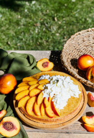 Karsēta piena biskvītkūka ar putukrējumu un augļiem