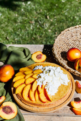 Karsēta piena biskvītkūka ar putukrējumu un augļiem