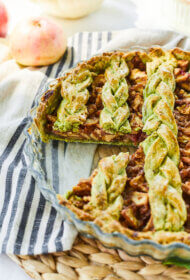 Ābolu pīrāgs ar spinātu mīklu