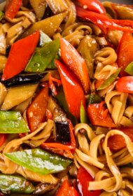 Baklažānu, paprikas un cukurzirņu voks terijaki mērcē