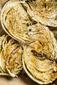 Ceptas kāpostu daivas ar jogurta mērci un čili sviestu