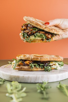 Polārmaizes sendvičs ar brī sieru un ķiploku mērci