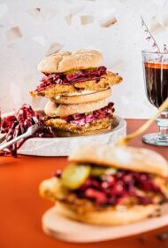 Kraukšķīgs zivs sendvičs ar marinētu sarkano kāpostu