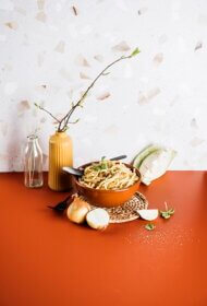 Haluski jeb ungāru stila olu nūdeles ar karamelizētiem kāpostiem