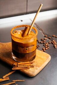 MAKIJATO AR KANĒLI UN KAFIJAS PUTĀM