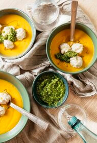 Rudens sakņu krēmzupa ar vistas frikadelēm un pētersīļu pesto