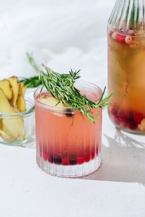 Liepziedu tējas kombuča ar dzērvenēm, ingveru un rozmarīnu