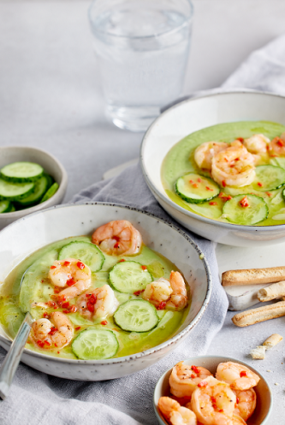 Gurķu un avokado aukstā zupa ar čili garnelēm